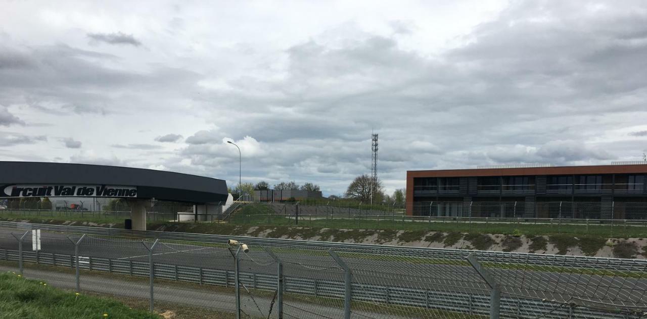 Résidence des Pilotes Le Vigeant Esterno foto